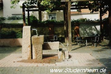 Brunnen vor der Schule